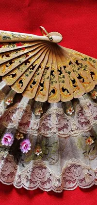This live wallpaper depicts a close-up of a fan on a red cloth