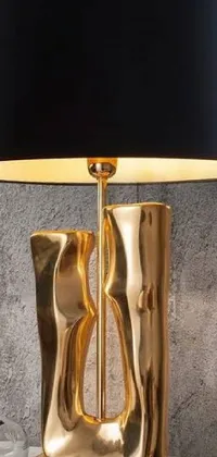 This striking live wallpaper features a luxurious gold lamp, taking inspiration from the ornate Baroque style