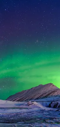 This live wallpaper features a snow-capped mountain with a stunning display of green lights, bringing vivid colors and an otherworldly vibe