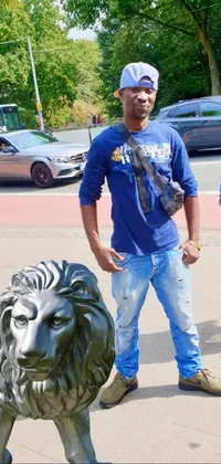 This phone live wallpaper showcases a realistic 3D statue of a lion by Gulgee