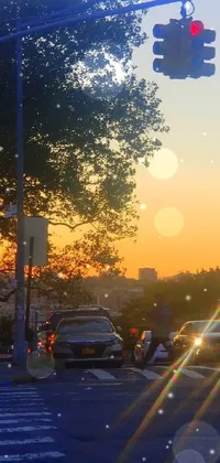 This phone live wallpaper showcases a busy city street at sunset, filled with towering buildings and bustling traffic