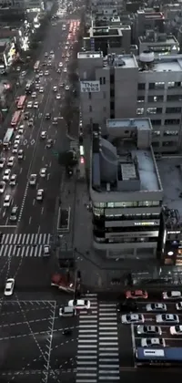 This mobile live wallpaper showcases a busy urban city teeming with traffic and towering skyscrapers