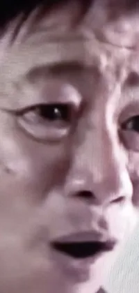 This close-up live wallpaper features an elderly man with a surprised expression on his face