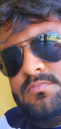 This live wallpaper features a close-up of a person wearing sunglasses, showcasing a trendy and fashionable look