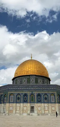 This live wallpaper for phones features the Dome of the Rock with intricate Islamic motifs on a picturesque golden dome