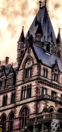 This phone live wallpaper showcases a large official courthouse building with a clock tower on top, flaunting intricately detailed New England architecture