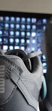 This live wallpaper features a pair of Puma shoes positioned in front of a laptop, with an image by Matija Jama in the background