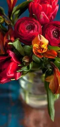 This live wallpaper for your phone showcases a vase filled with red and orange flowers, including 🌸 🌼 💮