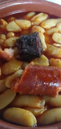 This phone live wallpaper depicts a bowl of baked beans on a table