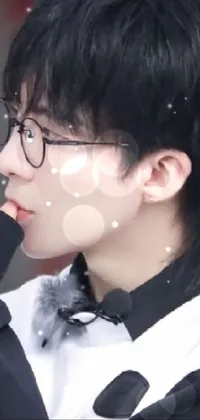 This live phone wallpaper features a close-up image of a person wearing glasses with short black hair, inspired by xianxia web novels