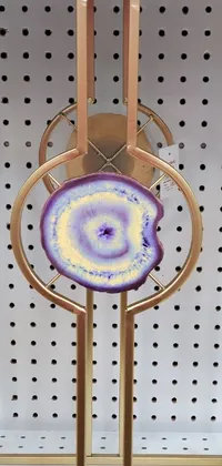 The live wallpaper displays an abstract sculpture of a clock in a store