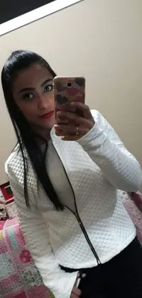 Get your phone screen looking gorgeous and exotic with this lively live wallpaper featuring a stunning Mexican woman taking a selfie in front of a mirror