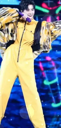 The phone live wallpaper features a man performing on stage in a yellow jumpsuit inspired by Song Maojin