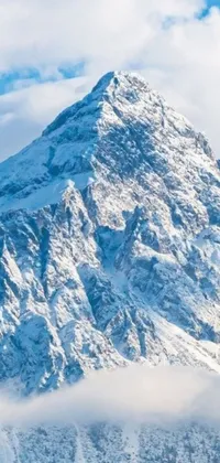 This Live Wallpaper depicts a group of skiers conquering a snow-capped mountain