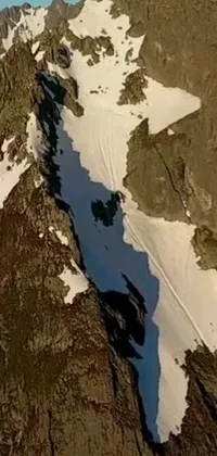 Experience the thrill of the mountains with this stunning live wallpaper for your phone