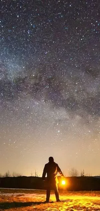 This live wallpaper showcases awe-inspiring scenes of a starry sky, snowy fields, and a beach at night