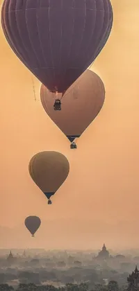 This live wallpaper depicts hot air balloons floating over a colorful city, set against a beige mist background