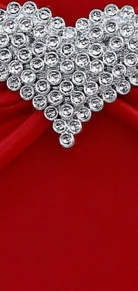 This heart-shaped brooch is the star of this stunning live wallpaper