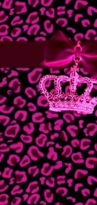 This phone live wallpaper features a stunning design of a pink crown on a leopard-print background
