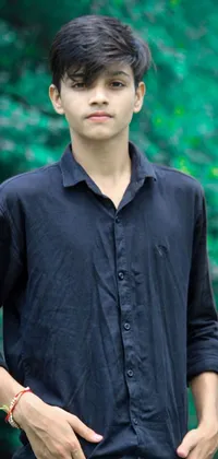 This live wallpaper showcases a young man in a casual dark blue shirt, with black pants and his hands in his pockets against a playful backdrop of vibrant colors, such as blue, purple and pink