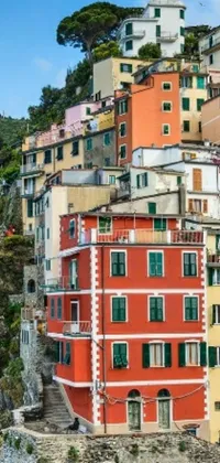 This live wallpaper features beautifully vibrant buildings stacked on a hillside in the picturesque Italian village of Cinq Terre