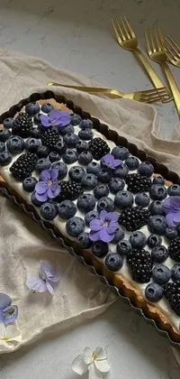 This phone live wallpaper features a scrumptious, tart filled with an abundance of juicy blueberries and blackberries