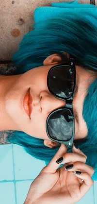 This captivating live phone wallpaper showcases a stylish woman with blue hair and black bangs, adorned in fashionable sunglasses