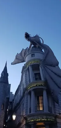 This live wallpaper features a stunning 15-foot-tall dragon statue on top of a Gothic building in Hogwarts