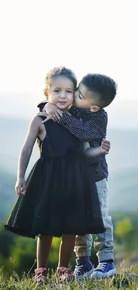 This live wallpaper features a romantic scene of young children on a green field
