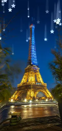 This live wallpaper showcases a captivating nighttime view of the Eiffel Tower
