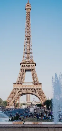 Transform your phone's home screen with a sensational live wallpaper capturing the picturesque scene of the Eiffel Tower placed in front of a stunning water fountain