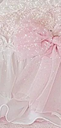 This live wallpaper features a close-up shot of a pink blanket with delicate lace detailing around the edges, accentuated by a charming bowknot at the top of the screen