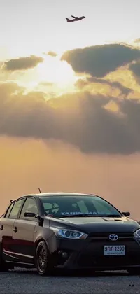 This live wallpaper depicts a Japanese drift car parked under a cloudy sky in a parking lot