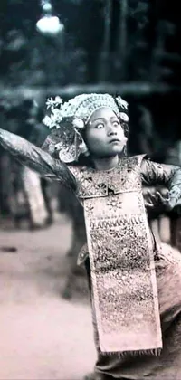 This live wallpaper features a monochrome photo of a woman in traditional costume, captured in a theater dance scene