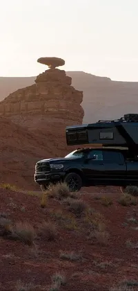 This live wallpaper features a rugged truck parked in the desert with a roof rack