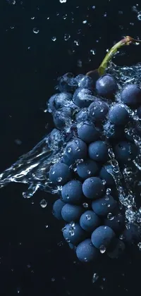 This live wallpaper for your phone depicts a lush, generous bunch of grapes covered in cool droplets of water, rendering them juicy and vibrant