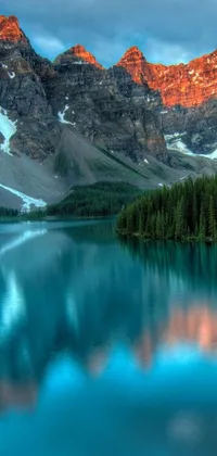 This live wallpaper showcases a breathtaking landscape with water and mountains as the main features