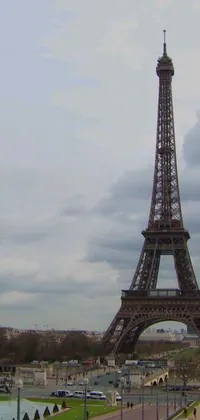 This live wallpaper features a stunning photo of the Eiffel Tower and the bustling city of Paris