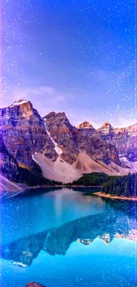 This live wallpaper displays a mesmerizing scene of a vast lake, surrounded by lofty mountains and sparkling water