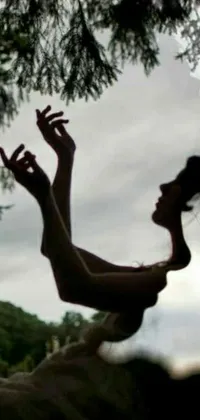 This captivating phone live wallpaper features a woman tossing a frisbee into the air