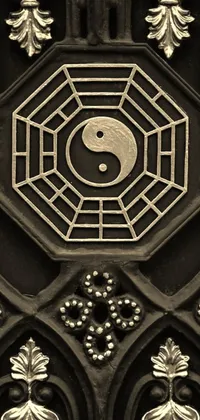 This live wallpaper boasts a beautiful black and white photo of a yin clock design with a gold and black metal lattice edge, set against a serene background of a Zen temple