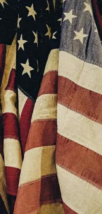This live wallpaper features a close-up of American flags in vintage, soft grainy style